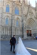 Wedding couple in front of Barcelona Cathedral